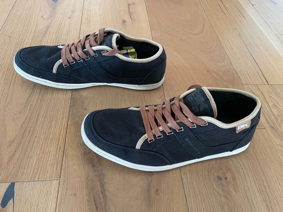 Schwarze Sneaker mit braunen Schnürsenkel in Größe 45 in Vöhl