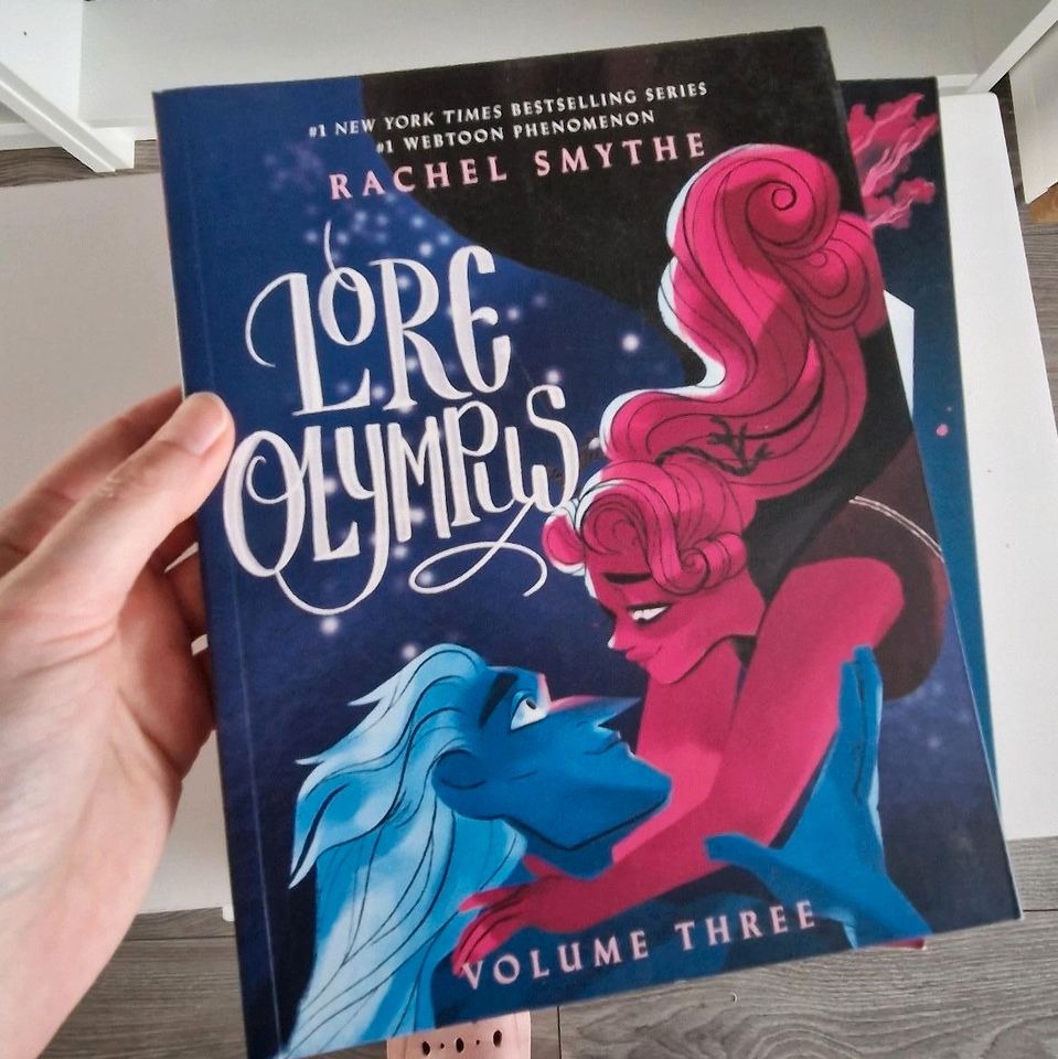 Lore Olympus Volume 1 & 2 englische Softcover in Hilden