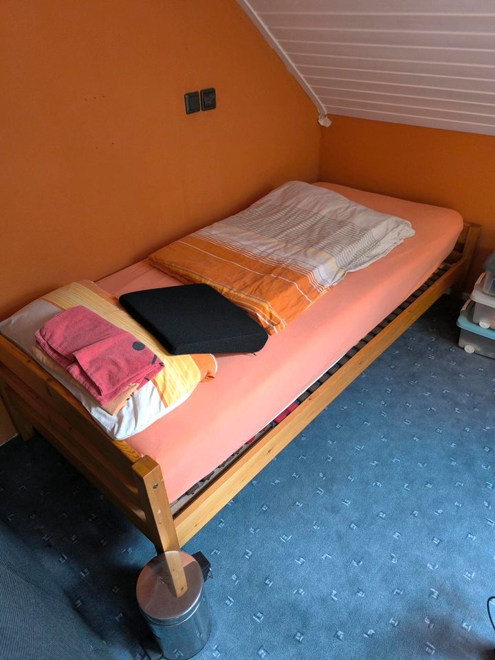 Bett mit Matratze zu verschenken in Solms