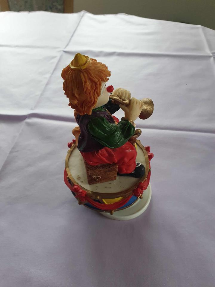 Spieluhr mit Clown auf Trommel und Trompete und kleiner Affe in Königswinter