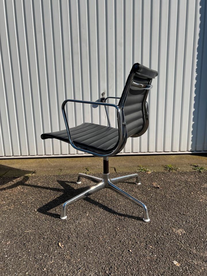 Herman Miller Vitra Eames EA108 Drehstuhl Büro Chair Leder black in Neuss