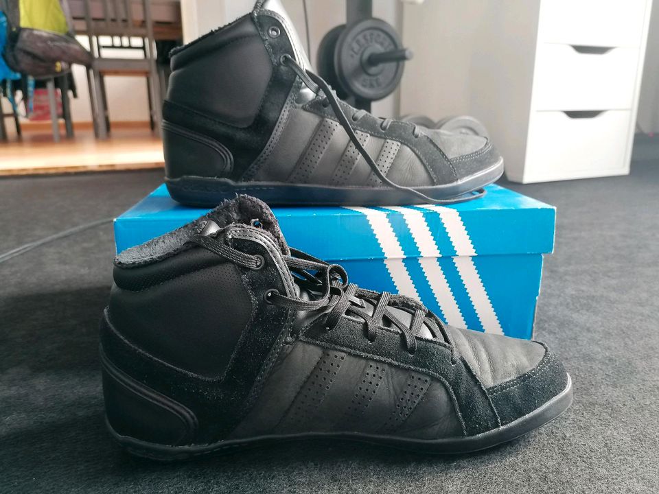 Adidas Sneaker Sportschuhe 42.5 schwarz Winterschuhe Herrenschuhe in Weyhausen