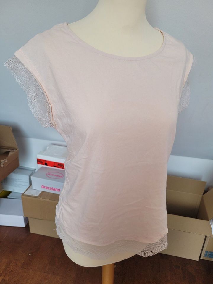 Hellrosa Shirt mit süßen Spitzendetails, Größe 36/38 in Rheine