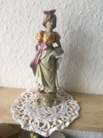 Alte zierliche Porzellanfigur handbemalt Frau München - Ramersdorf-Perlach Vorschau