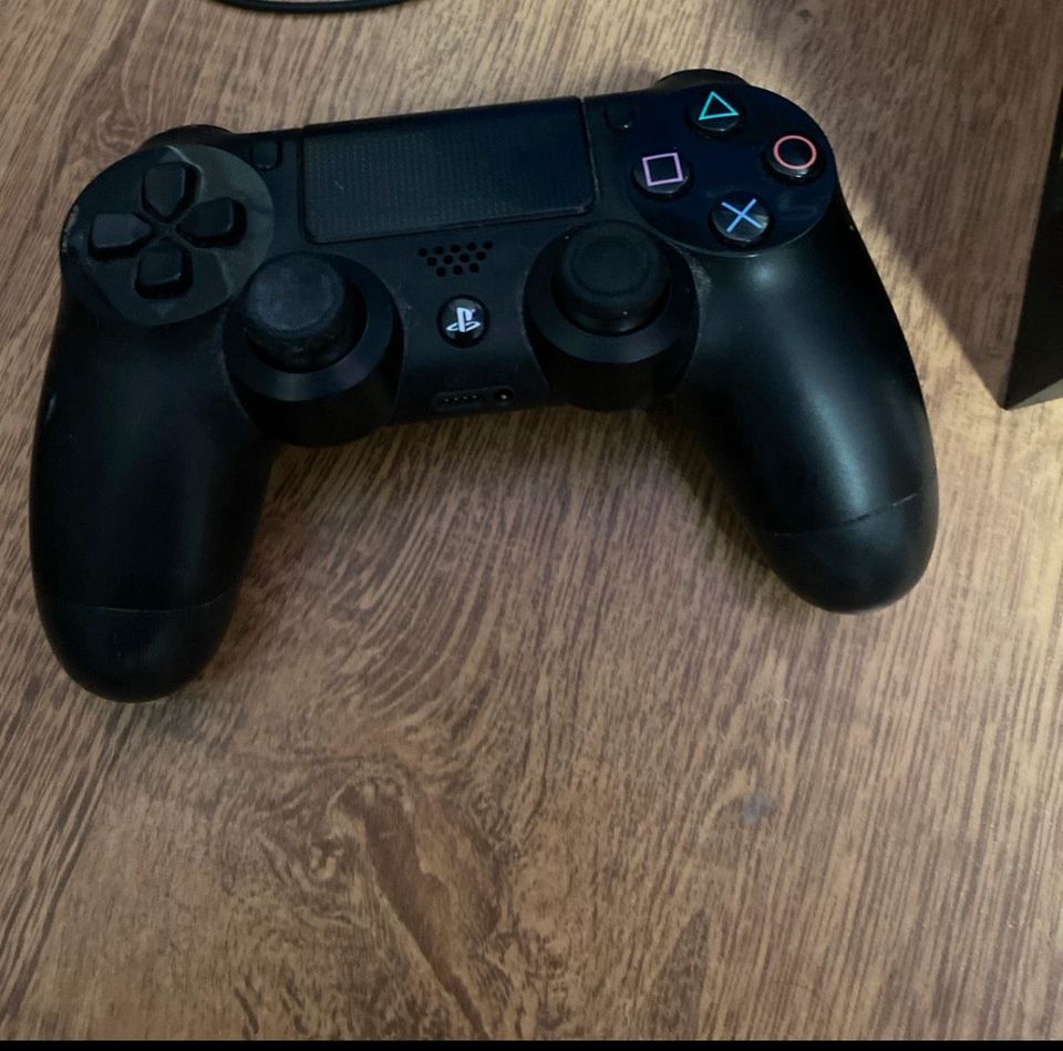 PlayStation 4 inkl. 2 Controller in Duisburg