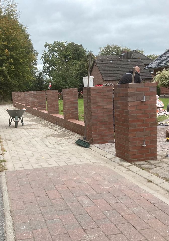 Grundstücksmauer ,Zaun , Gemauerte Pfeiler in Bredstedt