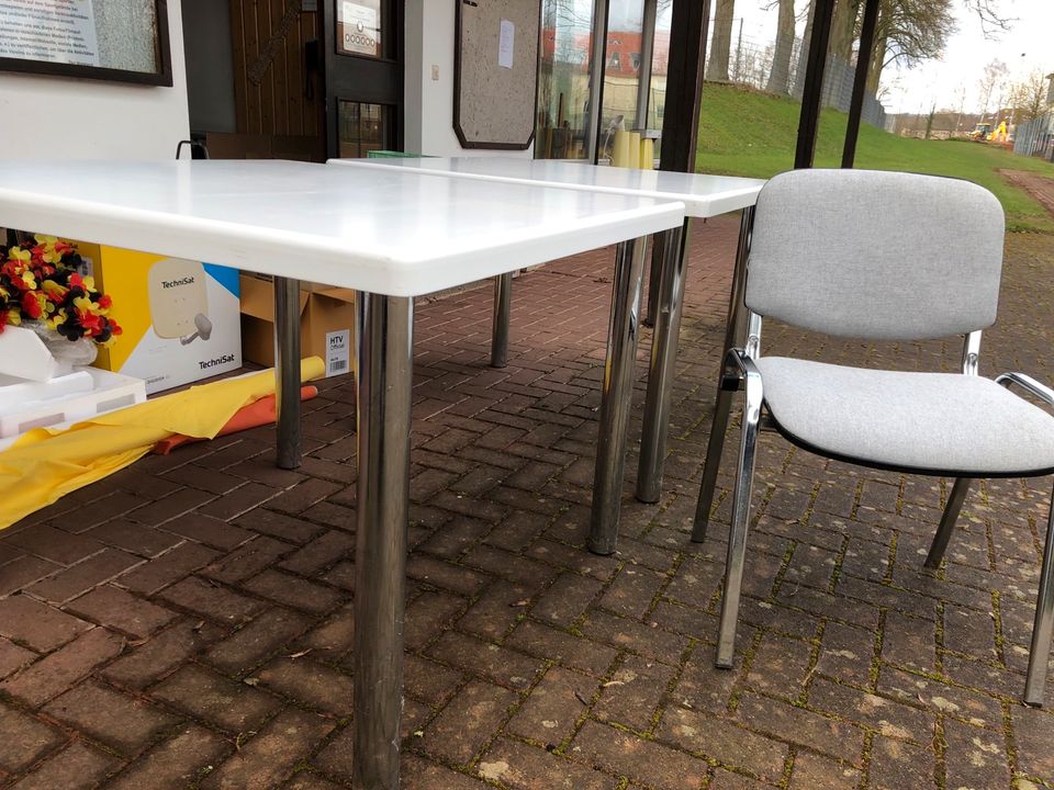 2 Tische und 12 Stühle in Bad Arolsen
