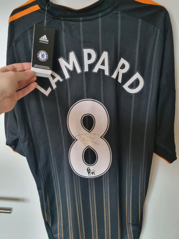 FC Chelsea Trikot mit Unterschrift von Lampard in Lübeck