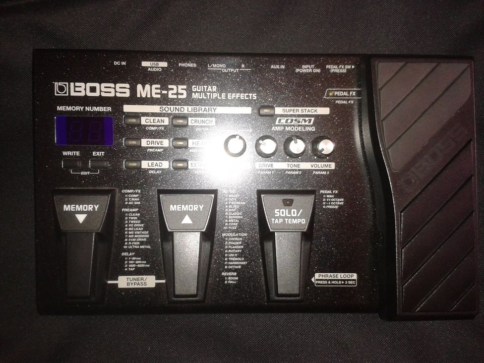 Neuwertig. BOSS ME-25 Pedal, E Gitarre in Wiesbaden