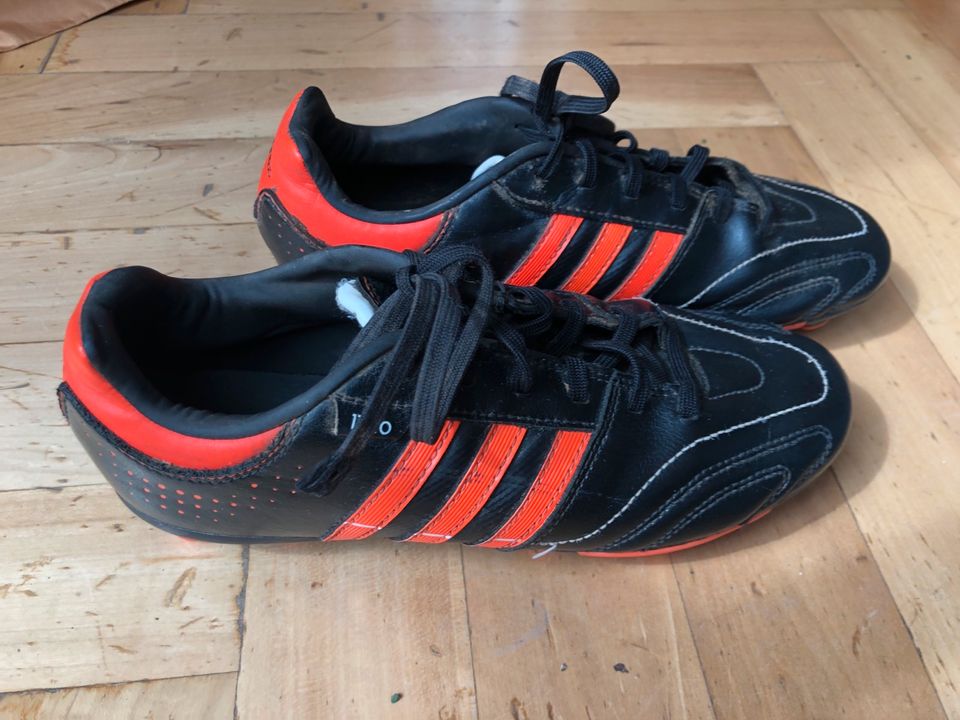 Adidas Fußballschuhe Gr. 38 in Planegg