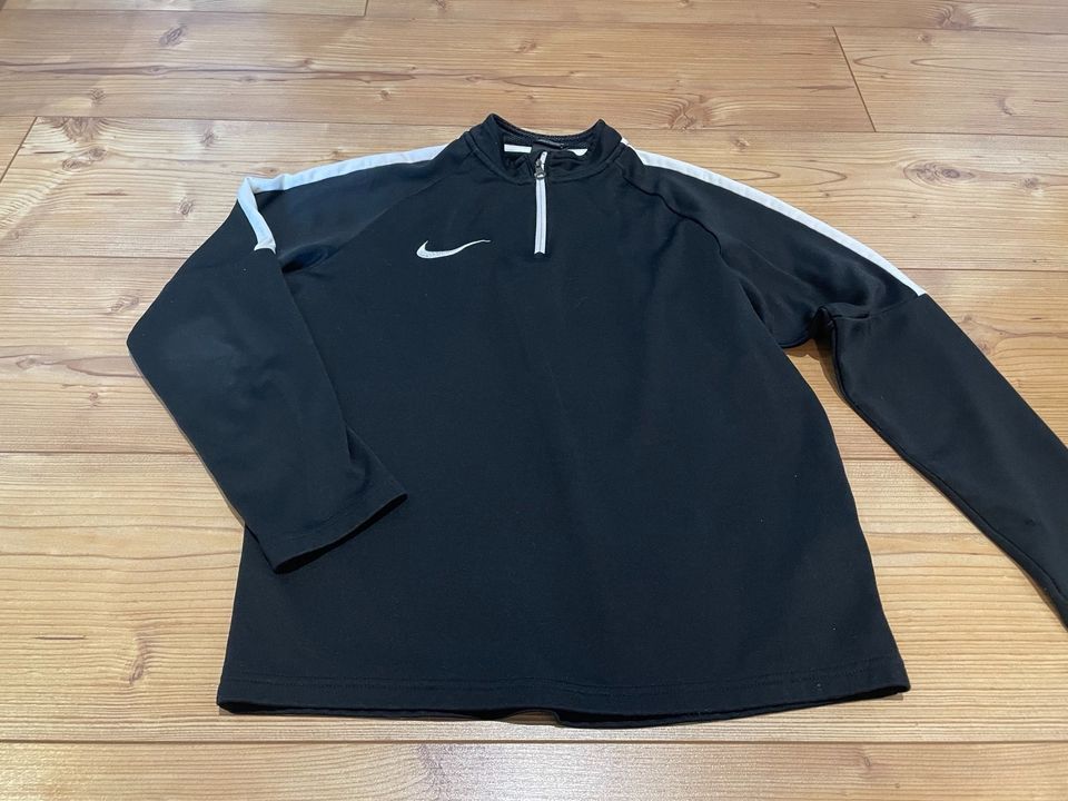 Sportshirt von Nike - Gr. 140 / 146 in Königsee