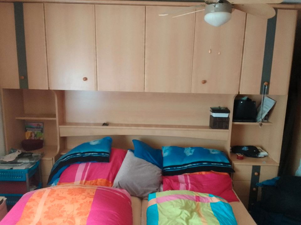 Schlafzimmer Schrank plus Bett ohne Matratzen. in Moers
