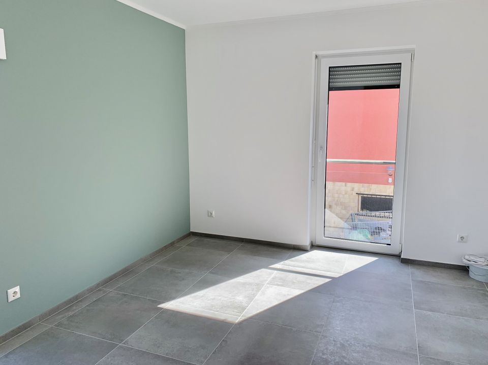 Hochwertige, moderne 3ZKB-Wohnung, Balkon, Einbauküche und Tiefgaragenstellplatz in Tawern, frei ab 01.08.2024, ideal für LUX-Pendler in Tawern