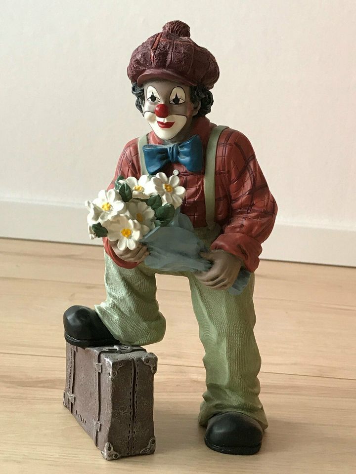 Gilde Clown „Heimkehrer“ mit Blumen und Koffer,Sammlerstück, 23cm in Rietheim-Weilheim