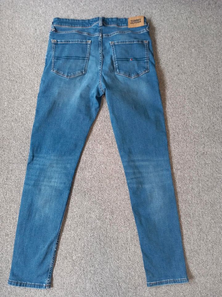 Tommy Hilfiger Jeans Gr 176 neuwertig in Buttenheim