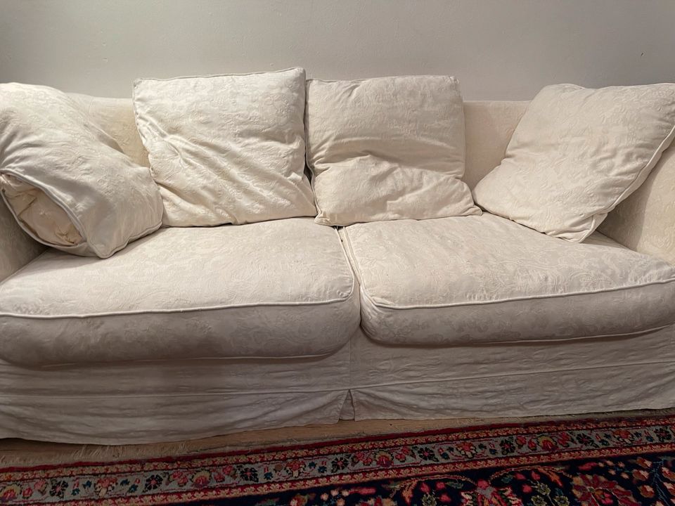 Weißes Sofa mit Federkissen in Coburg