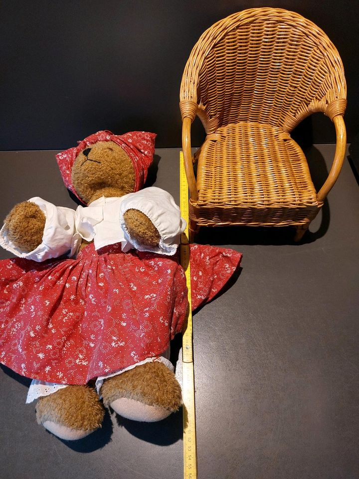 Kuscheltier Stoffbär mit Stuhl in Herne