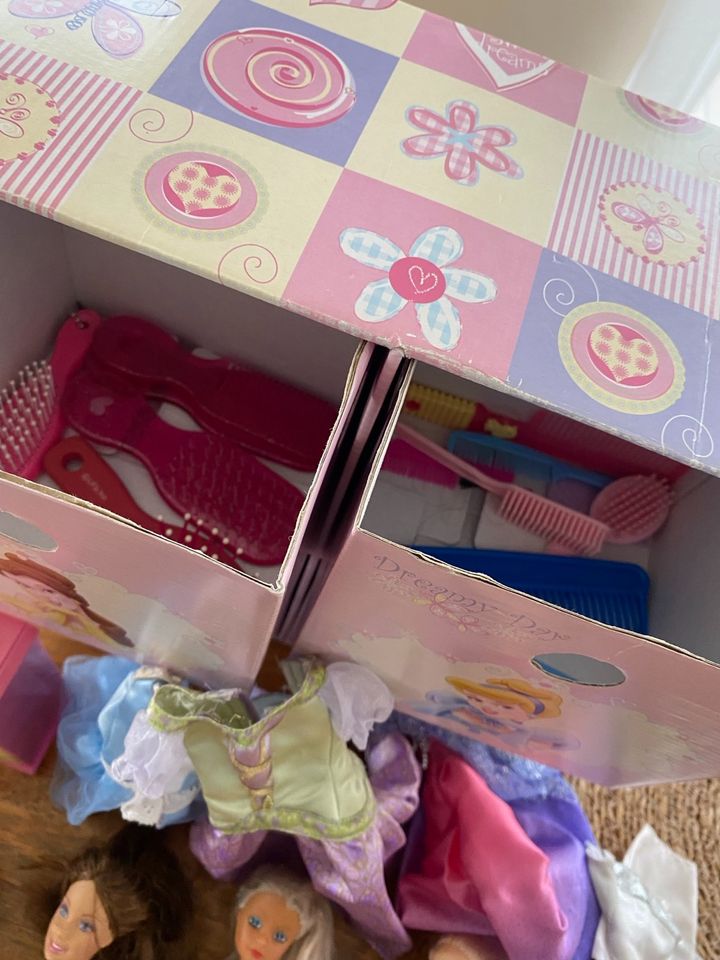 Barbie Set mit Badezimmer, Kleidung, Kleinteile… in Altendorf