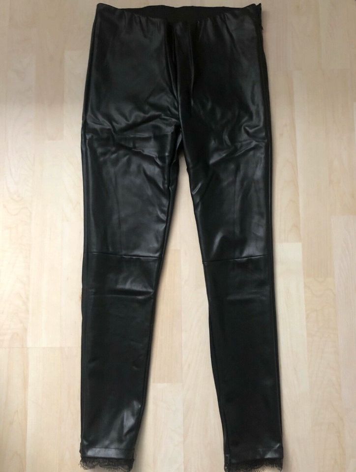 Enge Kunstleder-Hose mit Spitze / Leggings /Wetlook / L in Böhmenkirch