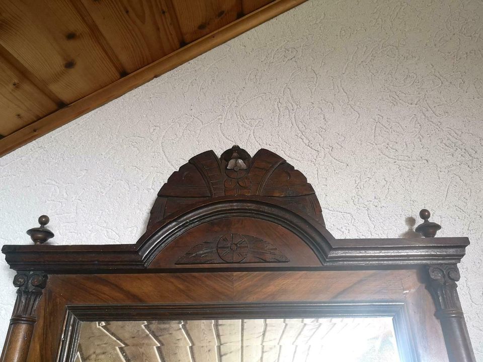 Sehr alter Spiegel mit Holzrahmen in Bad Überkingen