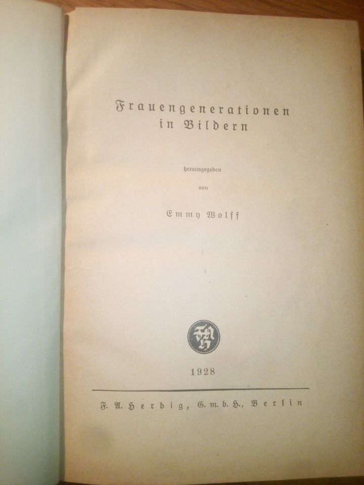 Hrsg Emmy Wolff: Frauengenerationen in Bildern EA 1928 in Hamburg