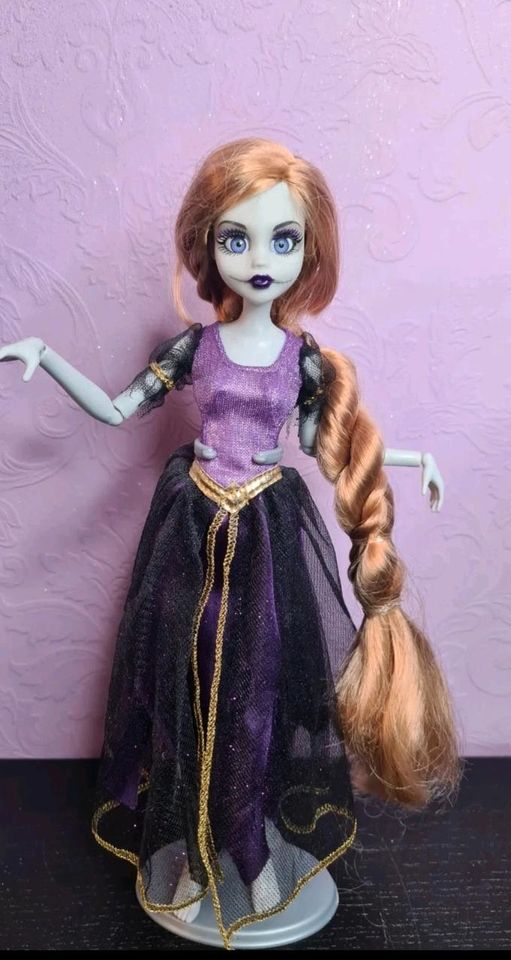 Once Upon A Zombie Rapunzel Collector Doll Monster High in Essen
