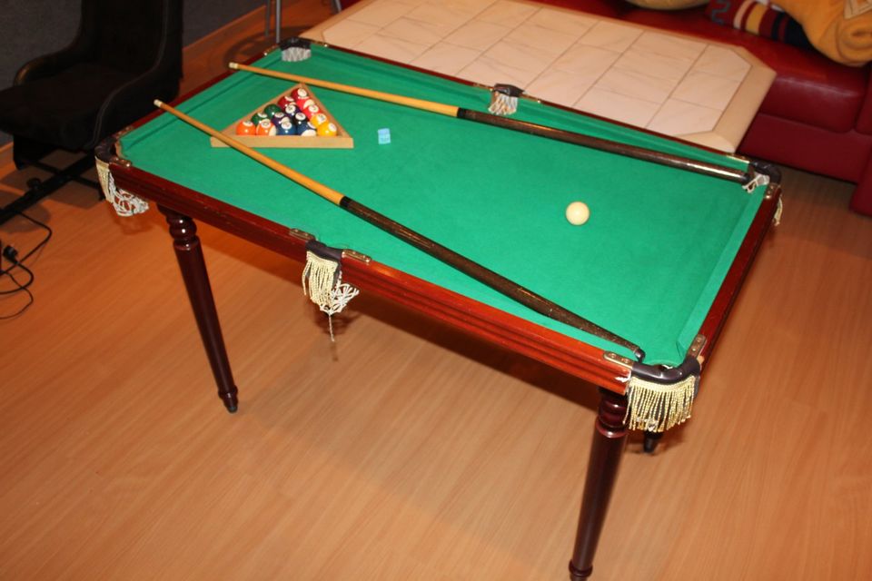 Billiardtisch für Kinder, 111 x 60 cm, Holz stabile Ausführung in Bergheim