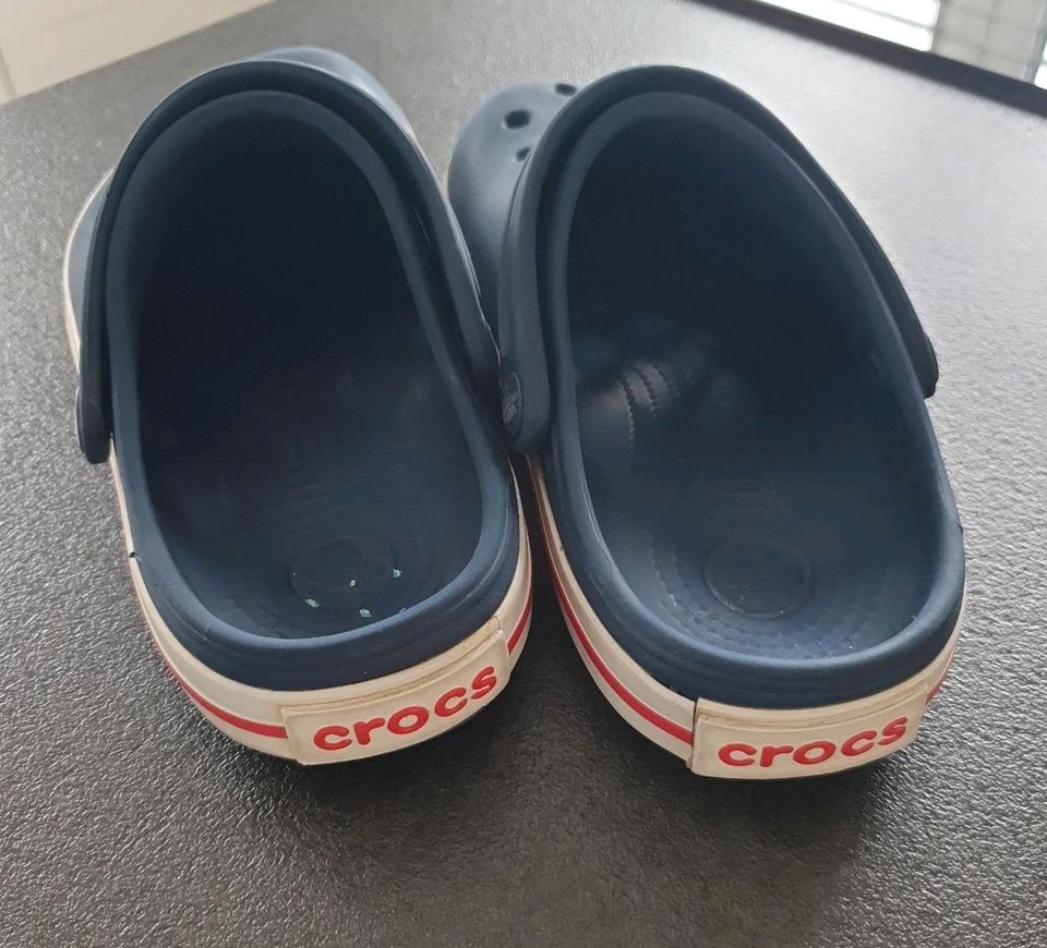 Crocs dunkelblau Gr. 33/34 in Bargfeld-Stegen