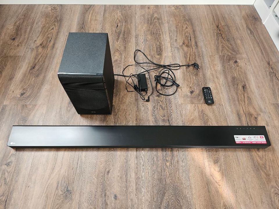 LG SJ8 4.1 Soundbar 300W kabelloser Subwoofer Bluetooth in Buchloe