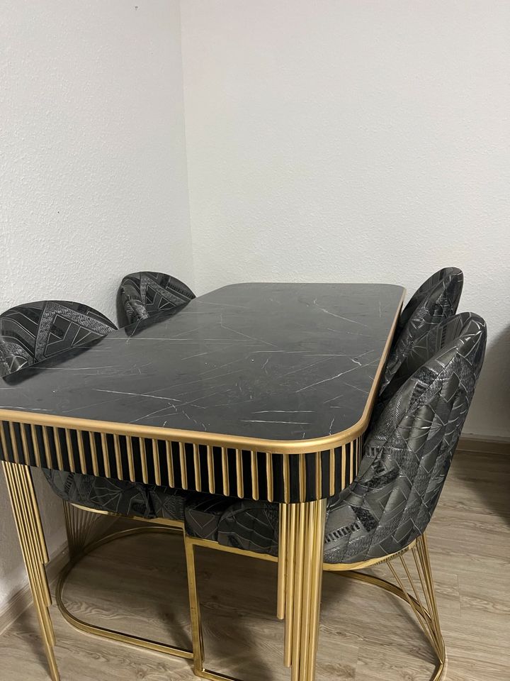 Esstisch und die Stühle in Gelsenkirchen