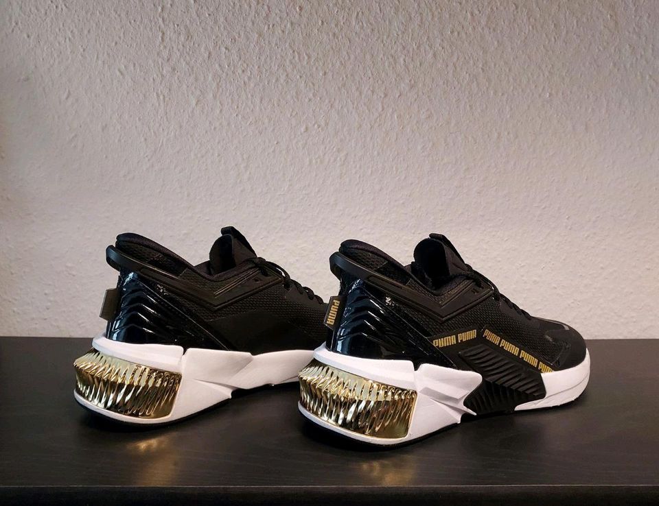 Puma Schuhe schwarz, weiß, gold Gr.38,5 in Bad Vilbel