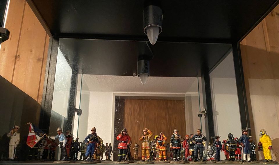 Feuerwehrfiguren in Halbemond