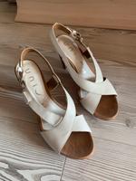 Schöne Unisa Leder Sandalen Pumps weiß Gr. 38 Hessen - Gelnhausen Vorschau