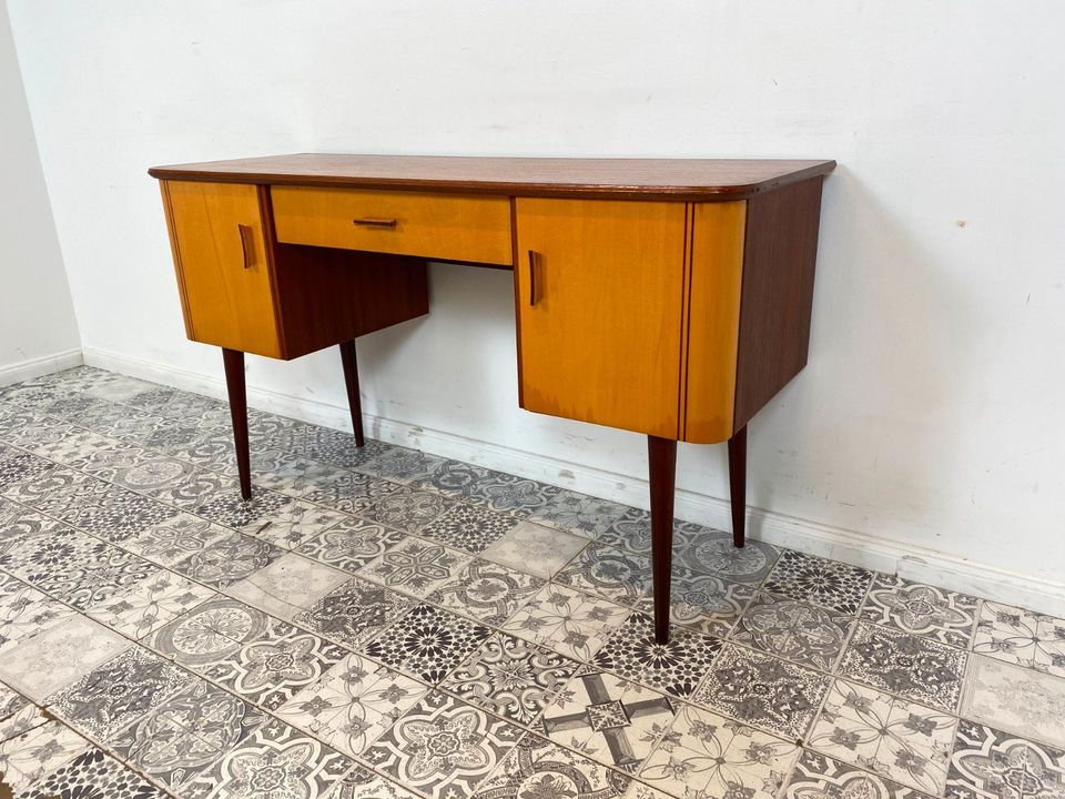 WMK Formschöner und gut erhaltener kleiner Mid-Century Schreibtisch aus den 1960er Jahren # Arbeitstisch Schminktisch Dominia Frisierkommode Desk Sekretär Rockabilly Vintage Retro 50er 60er in Berlin