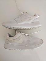 Nike Damen Sneakers Sportschuhe Schuhe Weiß Gr.37,5 Hessen - Offenbach Vorschau