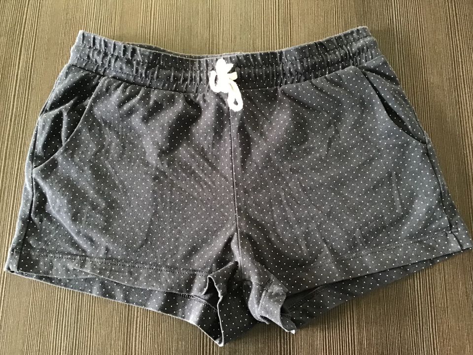 Dunkelblau gepunktet Kurze Hose Shorts gr.146 H&m in Karlsdorf-Neuthard