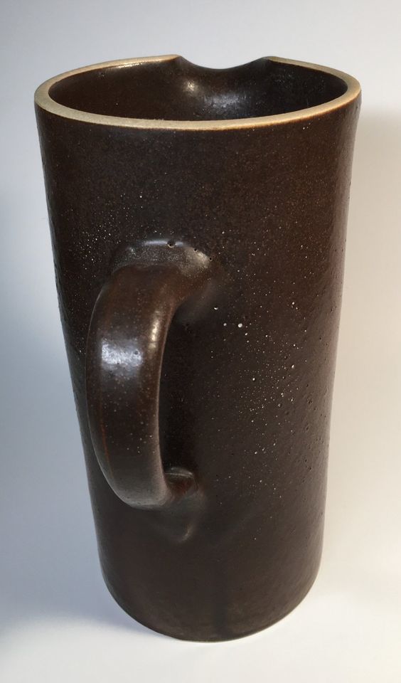 Hoher, schlanker Keramik-Krug mit drei Bechern in Oberaudorf