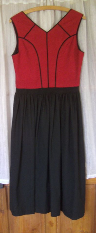 Dirndlkleid - Dirndl mit Bluse und Schürze Gr. 40 rot/schwarz in Passau