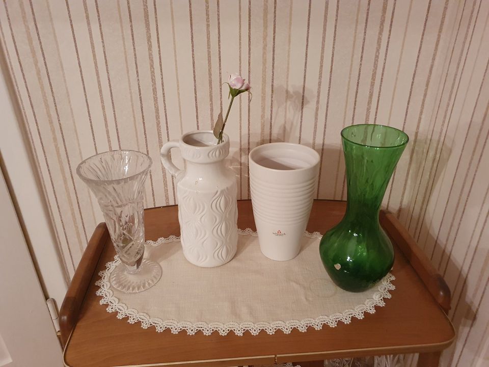 4 sehr hübsche Vasen in sehr gutem Zustand in Hanau