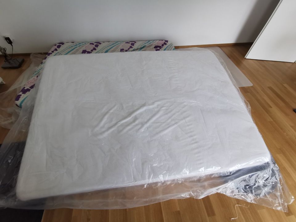 Zwei gebrauchte Matratzen 140x200cm mit wasserdichten Matratzen in Heilbronn