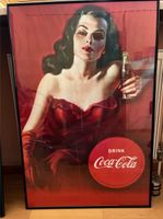 Poster Coca Cola Dame - ca 60x90 cm im Glasrahmen Bayern - Kissing Vorschau