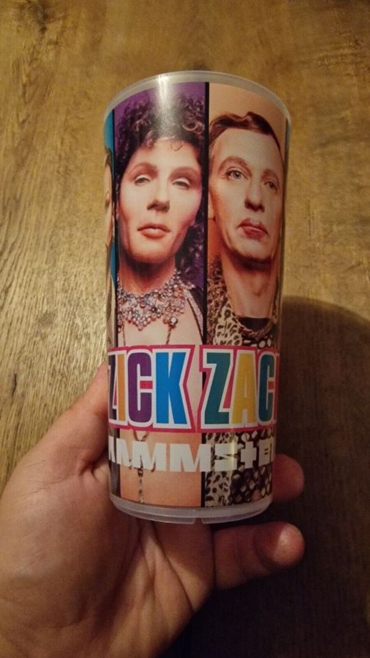 RAMMSTEIN Souvenir-Becher: "Zick Zack" bunt - Tour '23 Fan-Beche in Chemnitz