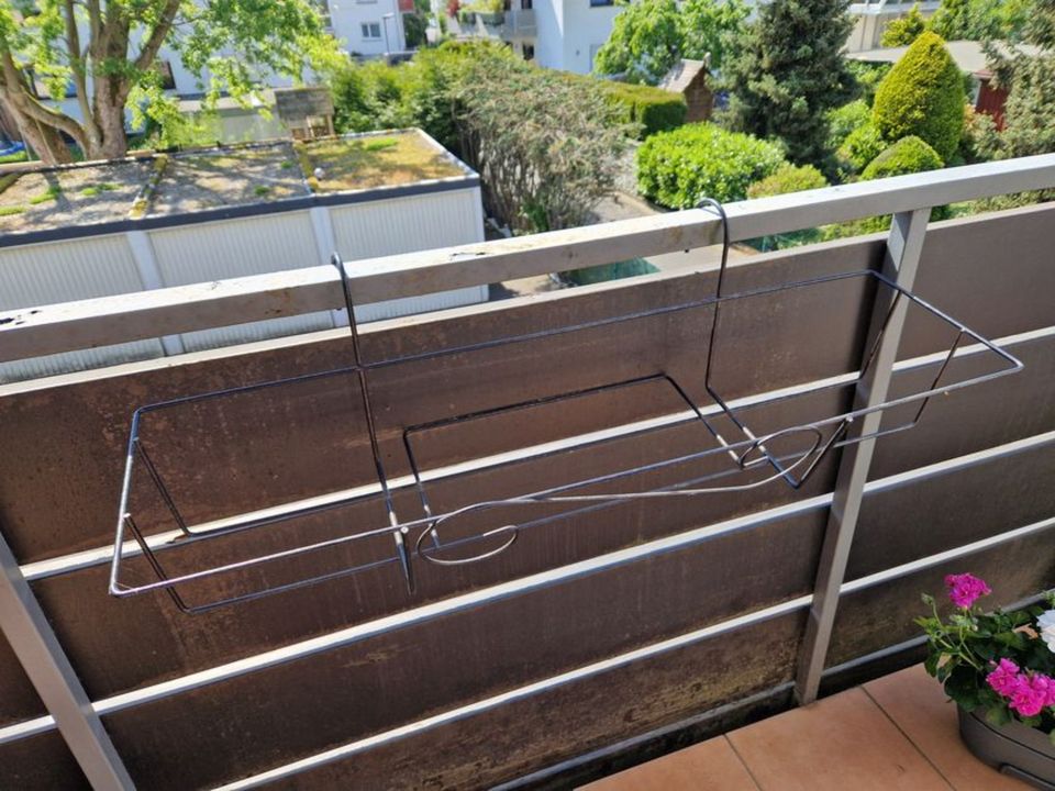 Balkonkasten-Korb (Metall) inkl. Balkonkasten (Kunststoff) in Mühlheim am Main