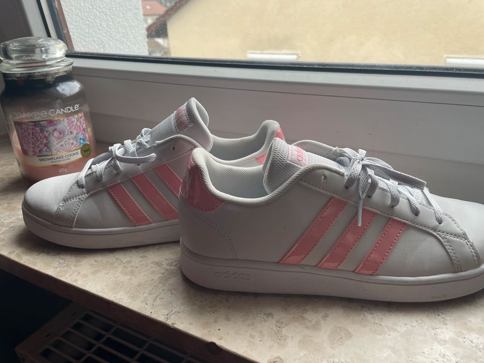 Adidas Schuhe in Nagold