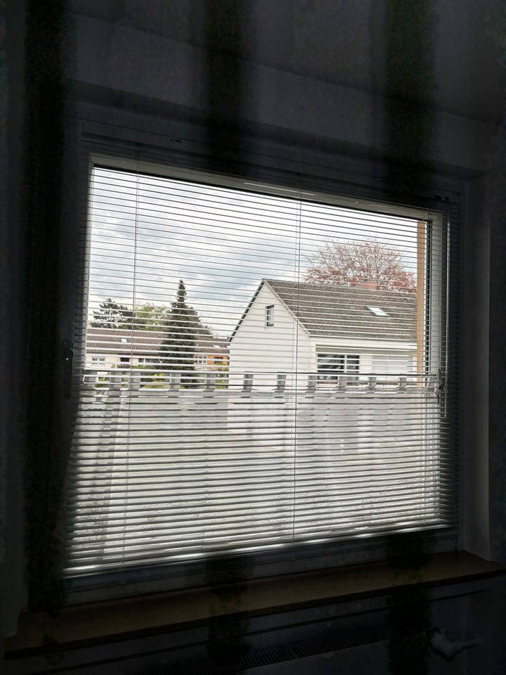 Alu-Schalosie, weiß 130 x 140 mit Halterung am Fensterrahmen in Hannover