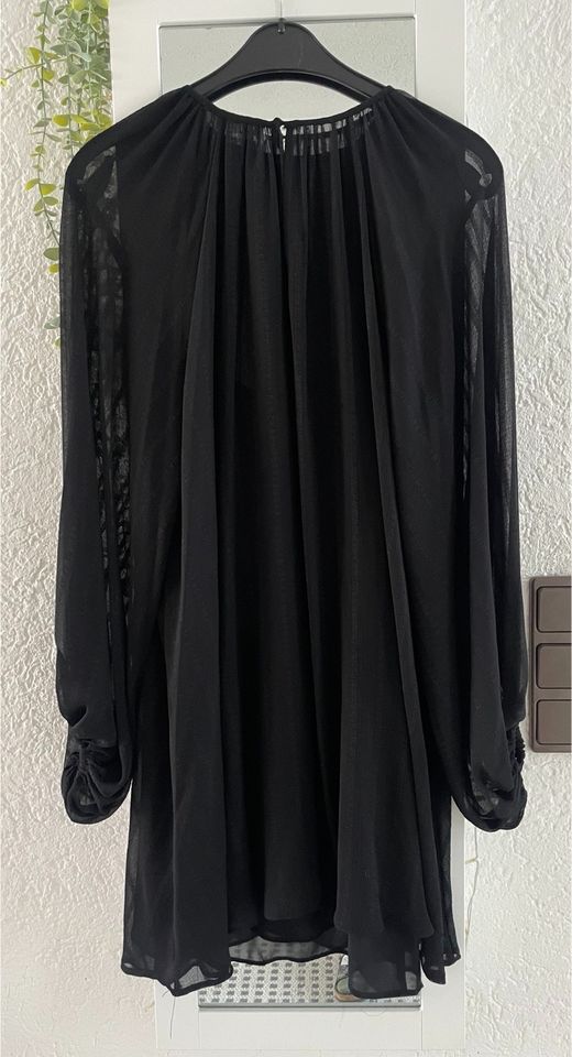 Kleid mit weiten Ärmeln in Freiburg im Breisgau