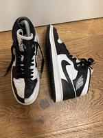 Nike Air Jordan 1 Mid SE Homage - split schwarz weiß Sondereditio Köln - Marienburg Vorschau