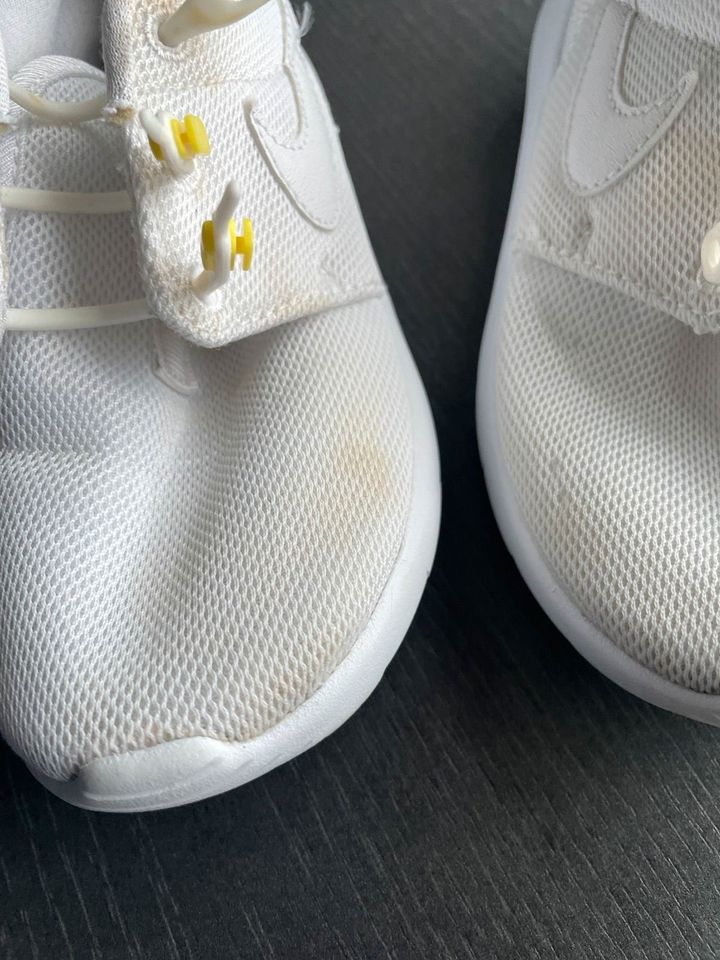 Kinderschuhe Nike weiß 29,5 einmal getragen Turnschuhe in Berlin
