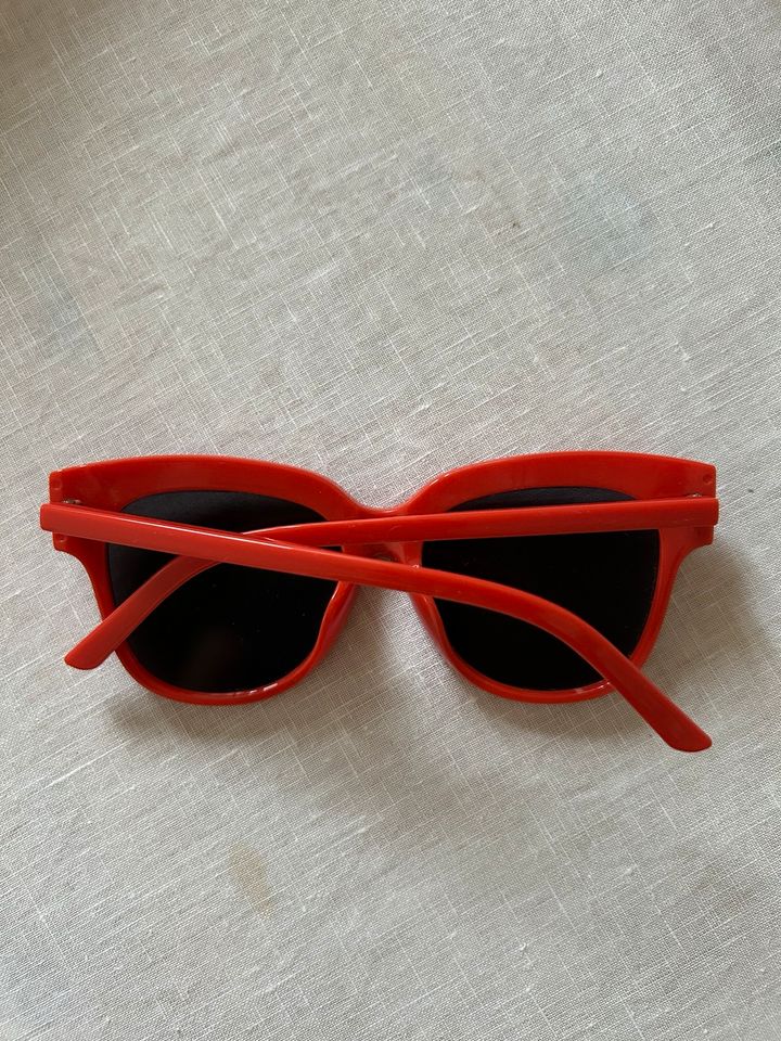 Tolle rote Sonnenbrille stylish Statement Brille in Oberpleichfeld