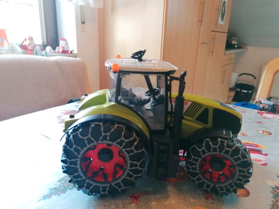 Bruder Claas Axion 950 mit Schneeketten in Erkenbrechtsweiler